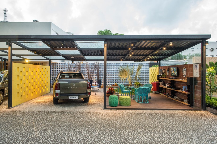 Espaço Renault – Dorita Santiago. As cores sóbrias, muito comuns em garagens, deram lugar à brasilidade do verde e amarelo. Totalmente aberto e integrado à paisagem, o ambiente é delimitado apenas por uma parede de tijolos, que aquece este ponto de encontro que possibilita várias funções, como ver TV e reunir amigos.