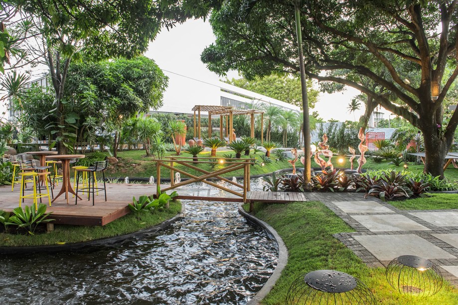 Jardim Burle Marx – Patrícia Lago e Heignne Jardim. Para preservar e valorizar o traço de um dos maiores paisagistas do século 20, foram inseridos elementos para guiar o olhar do visitante pela vegetação tropical. Áreas de relaxamento com móveis contemporâneos, jardins verticais e espelho d’água reforçam o intimismo e a brasilidade.