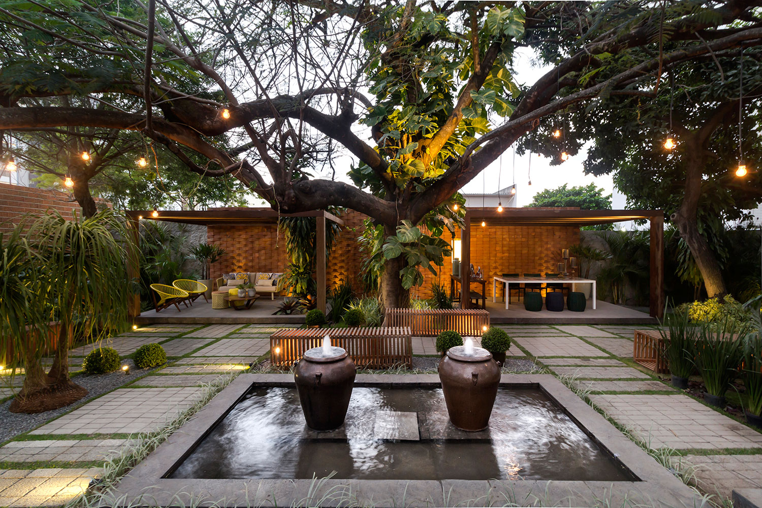 CASACOR Para&iacute;ba 2016. Jardim do Flamboyant &ndash; Aldemar Maciel, Odair Tavares e Rodolfo Cruz. Conviv&ecirc;ncia e intera&ccedil;&atilde;o s&atilde;o palavras-chave no projeto, que tira partido da vegeta&ccedil;&atilde;o existente. Bancos em madeira, pe&ccedil;as em corda e um mix de revestimentos cer&acirc;micos criam um cen&aacute;rio aconchegante em tons neutros. O piso original foi substitu&iacute;do por placas que drenam a &aacute;gua. Para finalizar, obras do artista visual Chico Ferreira.