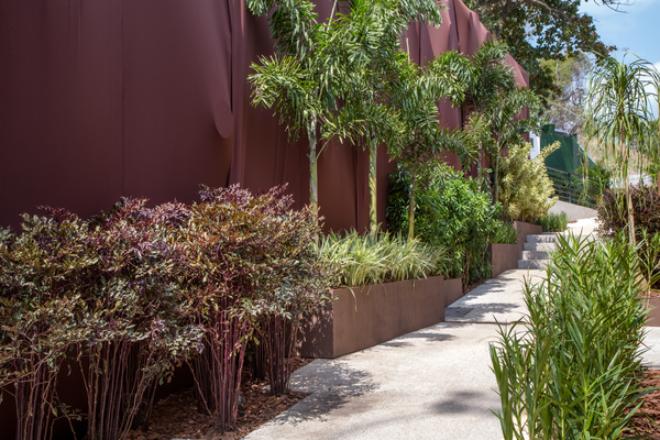 Paisagismo - Fernando Acylino. A varanda da Villa Guarany foi convertida em um pequeno jardim de espécies brasileiras, mas nada muito frondoso para não esconder a arquitetura da casa.