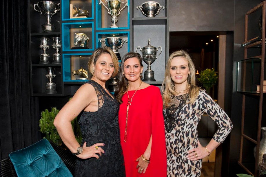 <b><span>Priscila Gabrielly, Flávia Meyer e Fernanda Menosso Raitani, que assinam o espaço Sala de Troféus</span></b>