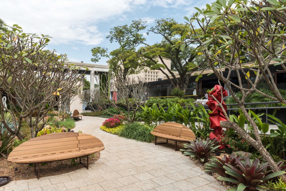 CASACOR SP 2017. Praça Urbana - Ricardo Pessuto. <span>Para valorizar o design nacional, Pessuto selecionou três esculturas para o jardim. A “Bailarina da Natureza”, assinada pela artista plástica Bia Dória, feita de mármore com base de granito, foi escolhida pela sinergia com os galhos esculturais do Jasmin Manga. Já as esculturas “Corrosão Vermelha”, de Cássio Lázaro, feita de aço em forma de tóten e a “Claridade”, de Sônia Ebling, feita de bronze, representam o lado urbano e moderno da praça.</span>