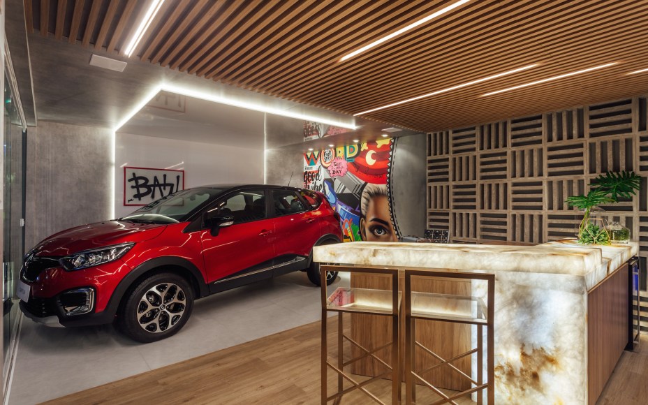 Garagem de Estar Renault - Cristina Da Luz e Davi Alexandre Heissler: neste espaço único e integrado, com fachada em pele de vidro que permite visualizar o lounge gourmet e o estar, destaque para o grafite do artista Jackson Brum, ao fundo.