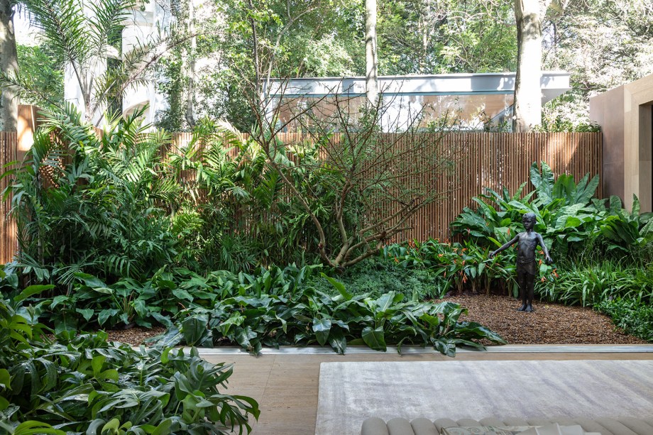 Jardins da Casa da Árvore - Cenário Paisagismo. Daniela Bastos e Karla Lopez estreiam em CASACOR SP encontrando formas de incorporar a natureza ao projeto arquitetônico. Os galhos esculturais da acácia-seyal são como a extensão do brise de madeira, ao fundo do jardim.