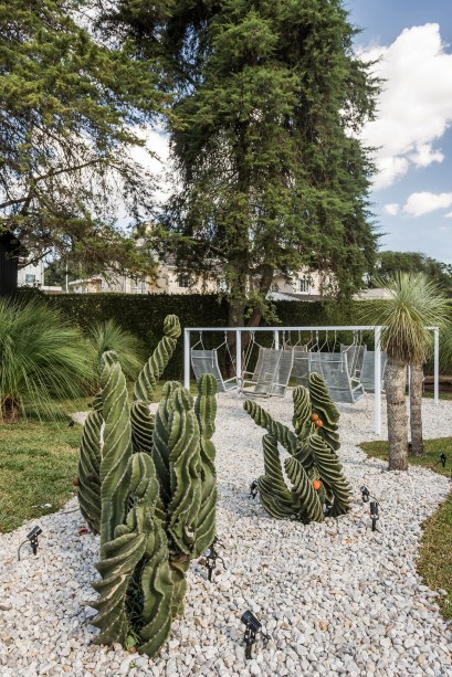 CASACOR Paraná 2018. Lounge a Céu Aberto - Denis Ricca. Nestes 330 m², os ambientes foram integrados para favorecer a convivência entre os vários elementos. Plantas exóticas e cactos incríveis se encontram com os vários objetos feitos à mão e com exemplares de design brasileiro, como os balanços em segundo plano.