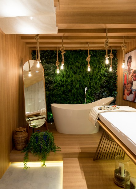 O objetivo do <strong>SPA Murion</strong> é criar uma atmosfera o mais relaxante possível para seus ocupantes. Por isso, materiais naturais como madeira e um jardim vertical fazem parte do espaço. Em sintonia com tais escolhas, os pendentes de corda dão um aspecto rústico e aconchegante.