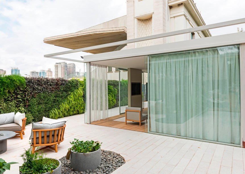 CASACOR SP 2017 - Casa de Vidro Renault pelo arquiteto Alexandre Dal Fabbro. Certificado de ambiente sustentável 2017. Construção em estrutura metálica com piso cimentício e carpete de madeira. Fechamentos em vidro e drywall. Desmontabilidade com aproveitamento dos materiais.