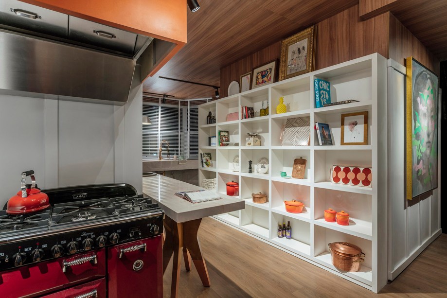 A Cozinha do Chef - Hélade Lorenzoni. O estilo eclético reflete interesses, referências e memórias da chef, com equipamentos de ponta, peças vintage, obras de arte, livros. Tudo organizado graças à marcenaria sob medida. No forro, placas em MDF substituem o gesso. Obras de arte também conquistam espaço, assinadas por Luiza Albertini, Juliana Veloso e Nelson Wilbert.