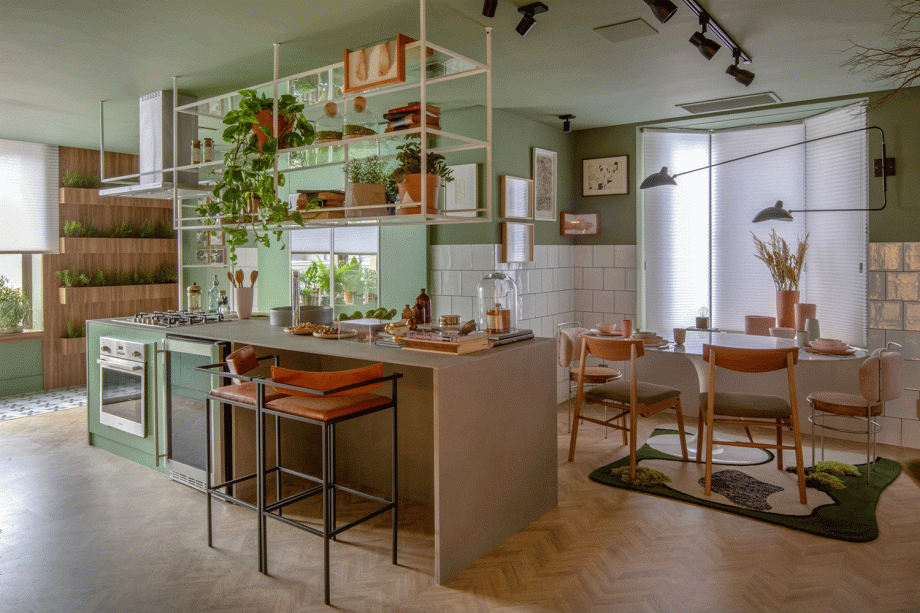 CASACOR Rio de Janeiro. Cozinha Alecrim - Bernardo Gaudie-Ley e Tânia Braida, da Beta Arquitetura. Em torno da ilha gourmet, pessoas, ingredientes, aromas e sabores se encontram. O espaço inclui uma sala de almoço e uma varandinha. As referências são retrô, como o tradicional azulejo quadrado branco nas paredes, piso de parquet e azulejos hidráulicos. O verde-menta, elegante e fresh, vem no acabamento em laca da marcenaria, numa parceria com a estilista Isabela Capeto.