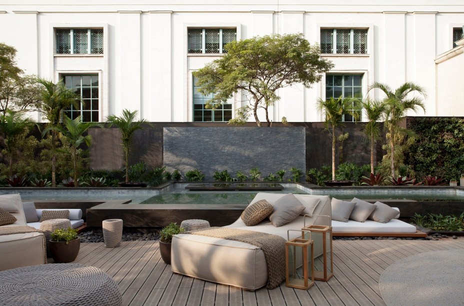 Casa Cosentino - Débora Aguiar. O maior ambiente da CASACOR São Paulo 2018 tinha uma piscina Unlimited com revestimento imitando pedra. O aspecto desgastado está em toda a piscina.