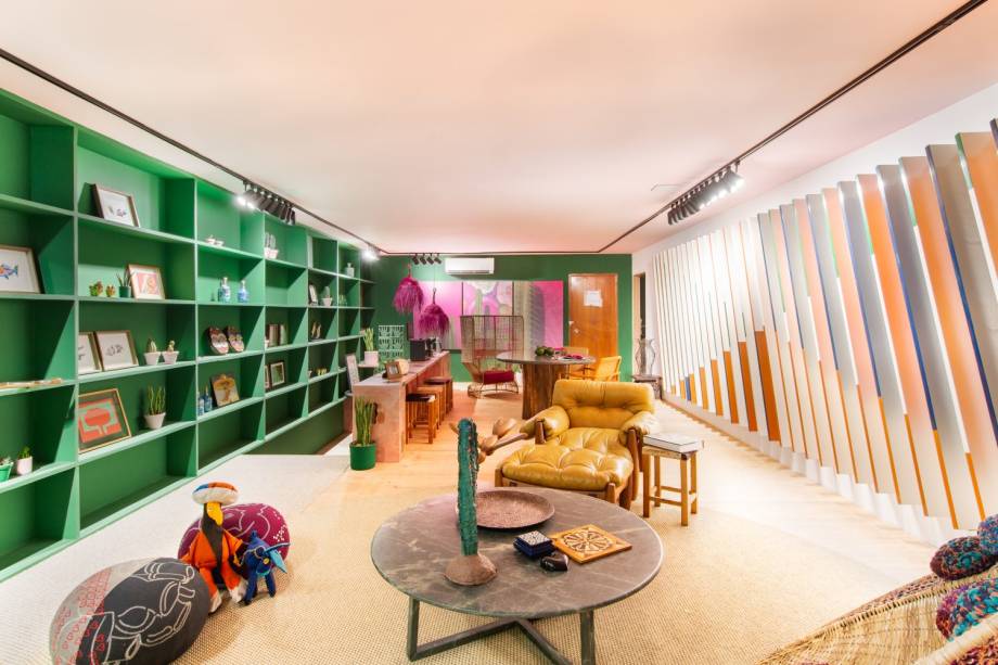 CASACOR Ceará. Sala da Família - Ney Filho. Resgatar a cultura do sertanejo foi a proposta do arquiteto. O estar propõe que o hábito de dialogar com familiares e amigos seja explorado dentro de casa. Apenas a natureza – em especial os cactus mandacaru - o inspiram a compor o ambiente que não tem TV ou qualquer outro tipo de tecnologia. Ao lado de Marcus Braga e Celina Hissa, Ney assina o mobiliário, desenvolvido com exclusividade para a mostra cearense. A poltrona Mole, de Sergio Rodrigues, compõe a escolha de móveis.