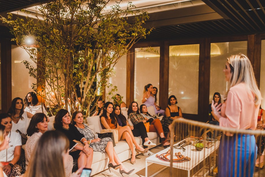 Renata Queiroz à frente da conversa com os convidados.