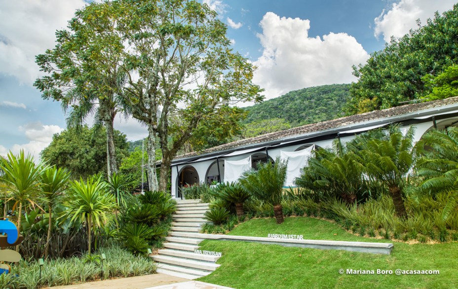 CASACOR Santa Catarina/Florianópolis 2018: <span>Jardim Estar - Ana Trevisan. O espaço conecta as edificações externas à casa principal. O desafio de trabalhar com o desnível do local foi respondido com uma escada ampla, responsável pela circulação. Plantas de diversos portes exploram a topografia, no projeto inspirado em jardins de permanência e de experimentação.</span>