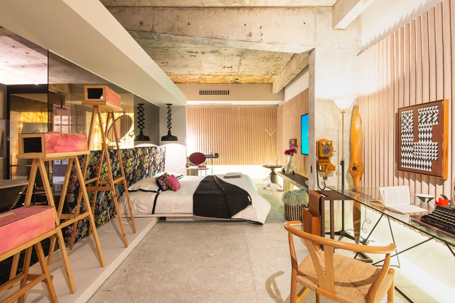 CASACOR Ceará. Loft Cinquentinha - Anik Mourão. O projeto circular, com cozinha, banheiro e atelier integrados tem também uma área zen no centro. Com inspirações em uma mulher de 30 anos, independente financeira e emocionalmente, o local é repleto de memórias afetivas. Telha e tela metálica ganham destaque na composição do projeto. O estar tem texturas feitas à mão, e piso granilite com um toque destroyed.