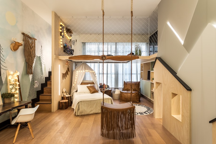 CASACOR Paraná. <span>Suíte do Menino - Monica Pajewski e Renata Fraidg. O conceito escandinavo é a inspiração do espaço de 35 m², com móveis de linhas minimalistas e madeiras reaproveitadas empregadas na marcenaria. O grande destaque está na releitura da casa da árvore, no mezanino com rede no piso. Também há uma casa pensada para os pequenos e outra para um cãozinho, além de um balanço. Para completar a experiência lúdica, painel com montanhas.</span>