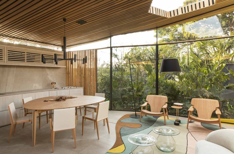 <span>Loft DECA - Mariana Orsi. O fechamento em vidro é essencial para que o verde que contorna os 56 m² adentre o espaço como parte da decoração. Os pastéis e os neutros conversam com a tonalidade, sem interferir no seu protagonismo.</span>