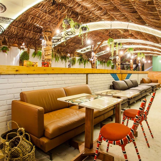 <span>Restaurante Motírõ - Ileon de Mello, Jordana Battisti e Marcelo Urizar. O restaurante é uma ode às civilizações indígenas brasileiras, que realiza uma leitura moderna da tradicional oca em um espaço que se estende por 208,8 m². </span>Originalmente utilizado como cancha de bocha, o espaço recebeu o mínimo de intervenções estruturais.