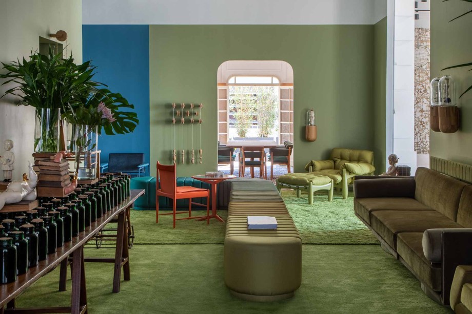 Clube Leo - Leo Romano. Em sua estreia na CASACOR Rio de Janeiro, o<span> arquiteto traz sua interpretação do azul e do verde, considerados cores cariocas. Elas predominam em diversos tons, delimitando cenários com referências à infância e ao imaginário de Leo.</span>