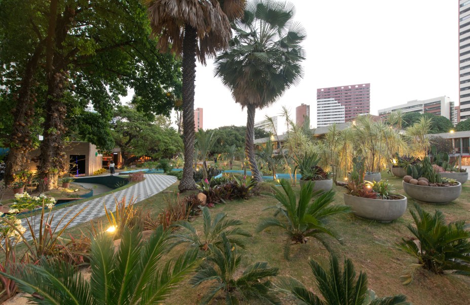 CASACOR Ceará 2019.. Jardim dos Lagos - Mercado das Flores. Inspirado no já existente jardim projetado por Burle Marx, o Mercado das Flores homenageia o artista plástico brasileiro que impulsionou o paisagismo no Brasil. A proposta é conectar a natureza e a decoração, inspirando bem-estar e aconchego. Com uma variedade de flores e plantas ornamentais, bem como artigos de decoração e ferramentas, o ambientes ainda é utilizado para oficinas gratuitas, tornando-se um ponto de encontro para os entusiastas do verde. O espaço concretiza de forma clara e harmônica a combinação de plantas e flores em ambientes reais.