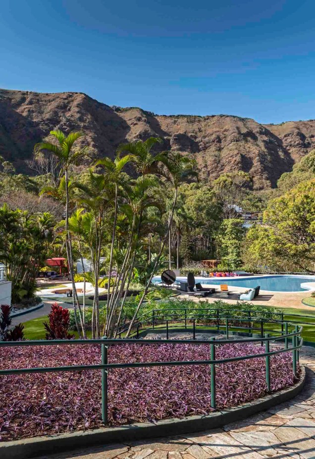 Nãna Guimarães - Jardim Burle Marx. A paisagista visa restaurar o projeto inicial do mestre, ao explorar o contraste com curvas e linhas retas, entre dureza e simplicidade. Da mesma forma, este espaço de 400 metros quadrados se relaciona com a arquitetura do Palácio das Mangabeiras, valendo-se de plantas nativas brasileiras. Ela conseguiu obter seis espécies utilizadas pelo famoso paisagista: Guaimbé, Camará, Bela Emília, Trapoeraba Roxa, Giesta e Agave.