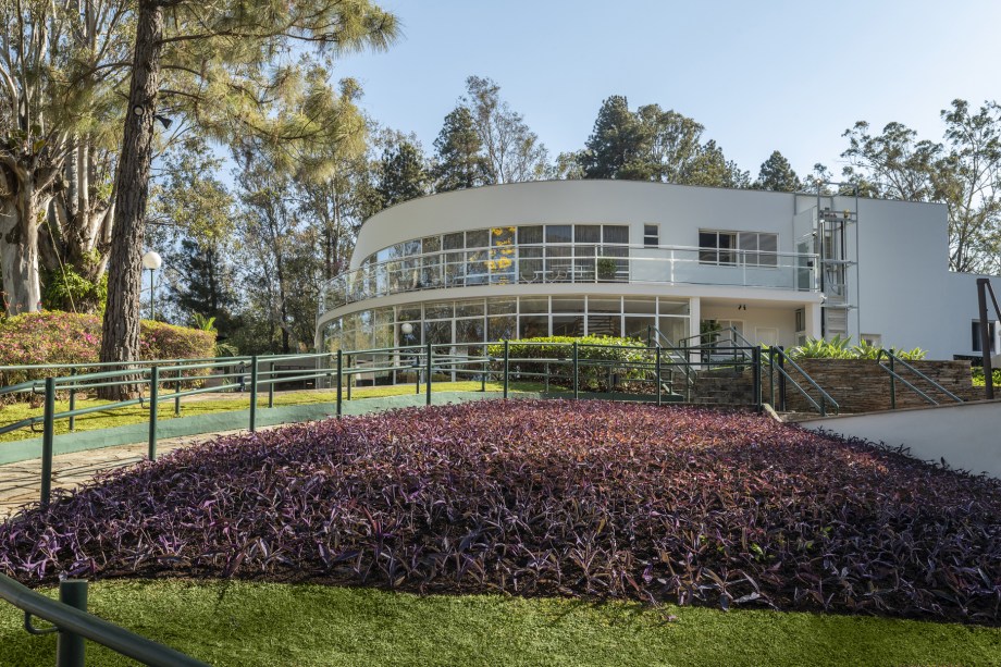 Recuperar parte da história da obra feita por um mestre do paisagismo. Esse é o desafio que Nãna Guimarães se propôs a realizar na mostra deste ano. A profissional é a responsável pelo Jardim Burle Marx, que tem, aproximadamente, 400 metros quadrados. Para restaurar parte da proposta inicial, datada da década de 1950, ela teve acesso ao projeto original. Com as informações do que foi feito na época, Nãna resgatou algumas espécies nativas brasileiras que atualmente são difíceis de serem encontradas, já que caíram em desuso. Entre elas estão a Guaimbé, a Camará, a Bela Emília, a Trapoeraba Roxa, a Giesta e a Agave.