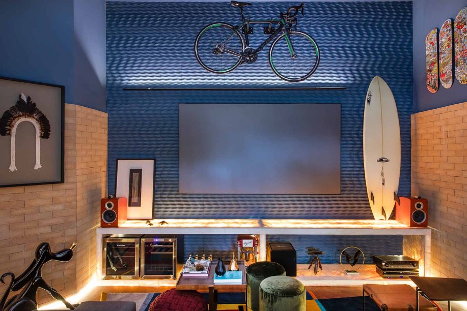 Para uma família com história para contar, um espaço descontraído. Patrícia Makhoul, Lucas Martinelli e Áurea Degani projetaram uma sala em Ribeirão Preto que transforma a bicicleta em peça de decoração, disposta junto com objetos trazidos de viagens memoráveis.