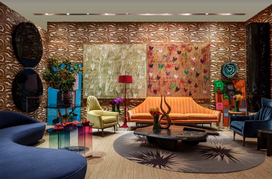 CASACOR Miami 2019. Artsy Room - Sig Bergamin e Murilo Lomas. Reconhecido por seu estilo maximalista, o designer de interiores brasileiro Sig Bergamin cria uma sala cheia de cores para a CASACOR Miami 2019. Percorrendo todo o living, o papel de parede define a atmosfera surrealista do ambiente, levando uma atmosfera irreverente e setentista à mostra.