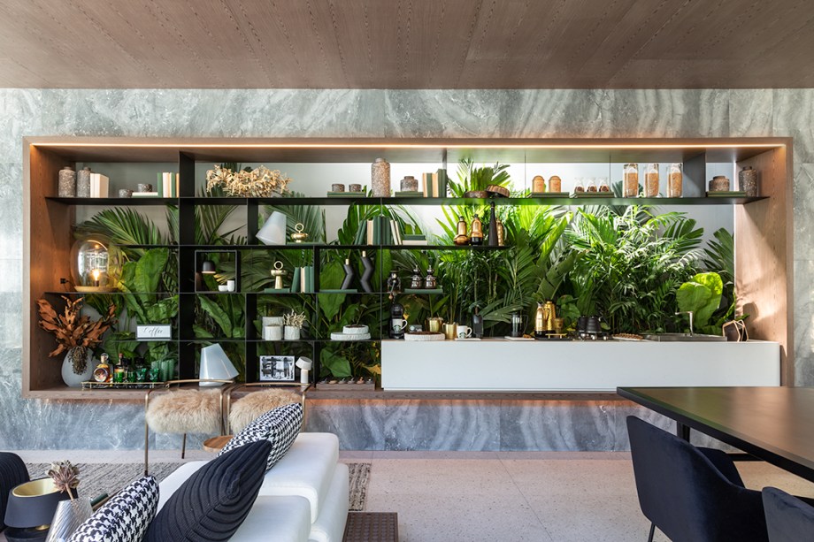 Casa Grão por Starbucks at Home - Très Arquitetura. As sócias da Très Arquitetura guiaram-se pelo conceito do grão, que se define não só pelo nascimento do café, mas pelo princípio de profusas vidas, para desenvolver o ambiente de 100 m². As arquitetas também se inspiraram nas linhas do pavilhão de Mies Van Der Rohe, em Barcelona, e criaram um espaço em formato de caixa de vidro, que engloba living, sala de jantar com uma pequena cozinha, terraço e uma suíte master.