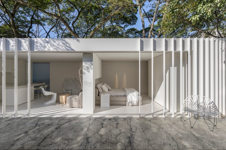 CASACOR São Paulo 2019. Casa Contêiner Cosentino - Marilia Pellegrini. Em seu projeto com bases sustentáveis e foco em reaproveitamento de materiais, dois contêineres foram acoplados para dar vida a uma casa de 60m², que conta com living, cozinha e lavanderia integrados, além de uma suíte com um banheiro incrivelmente confortável. Os ambientes foram tomados por tons de branco, clima minimalista e peças de grandes designers, como Oki Sato, que traz sofisticação surpreendente ao espaço.