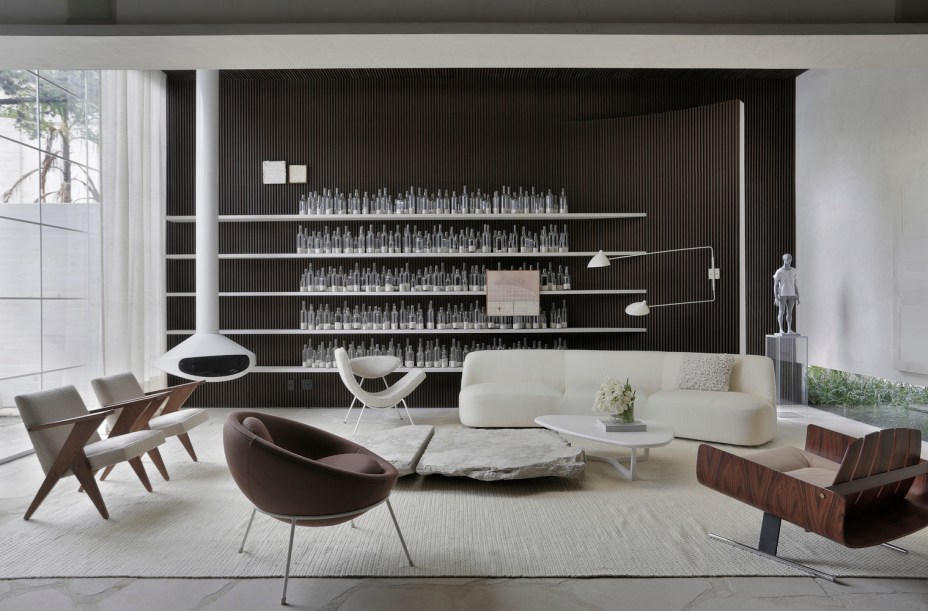 CASACOR São Paulo 2019. Casa Dendê Duratex - Nildo José. O espaço de 115m² com ambientes fluidos e minimalistas transmite sua essência elegante por peças de design consagrado, como a poltrona Bowl de Lina bo Bardi. Também traz outros grandes nomes do design, como José Zanine Caldas e os irmãos Campana.