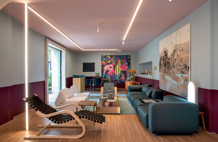 CASACOR São Paulo 2019. Coral Hotel - Pedro Lázaro. Inspirado em um lobby de hotel, o projeto convida à interação e à permanência. Com design e objetos da cultura brasileira, o espaço traz a peça Lounge Chair 43, de Alvar Aalto.