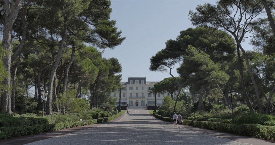 O icônico e arborizado caminho para o pavilhão do Hotel du Cap-Eden-Roc.