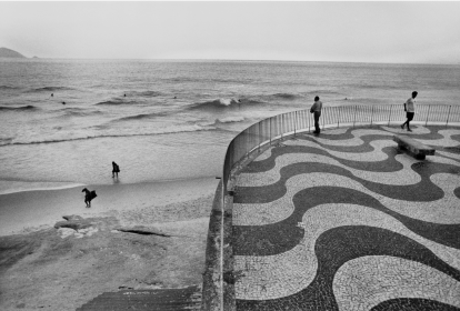 Fotografia de crianças brincando na praia