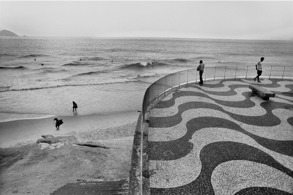 Fotografia de crianças brincando na praia