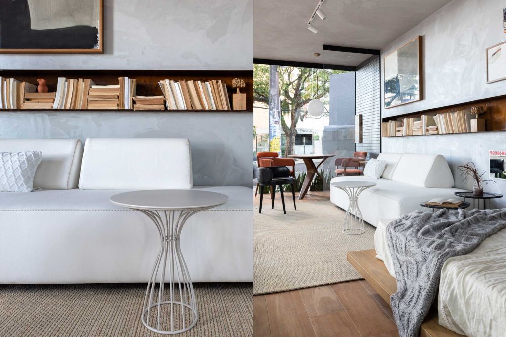 Imagem à esquerda do sofá branco com mesinha de apoio branca. Imagem do estar com parte da cama, sofá e mesa de trabalho