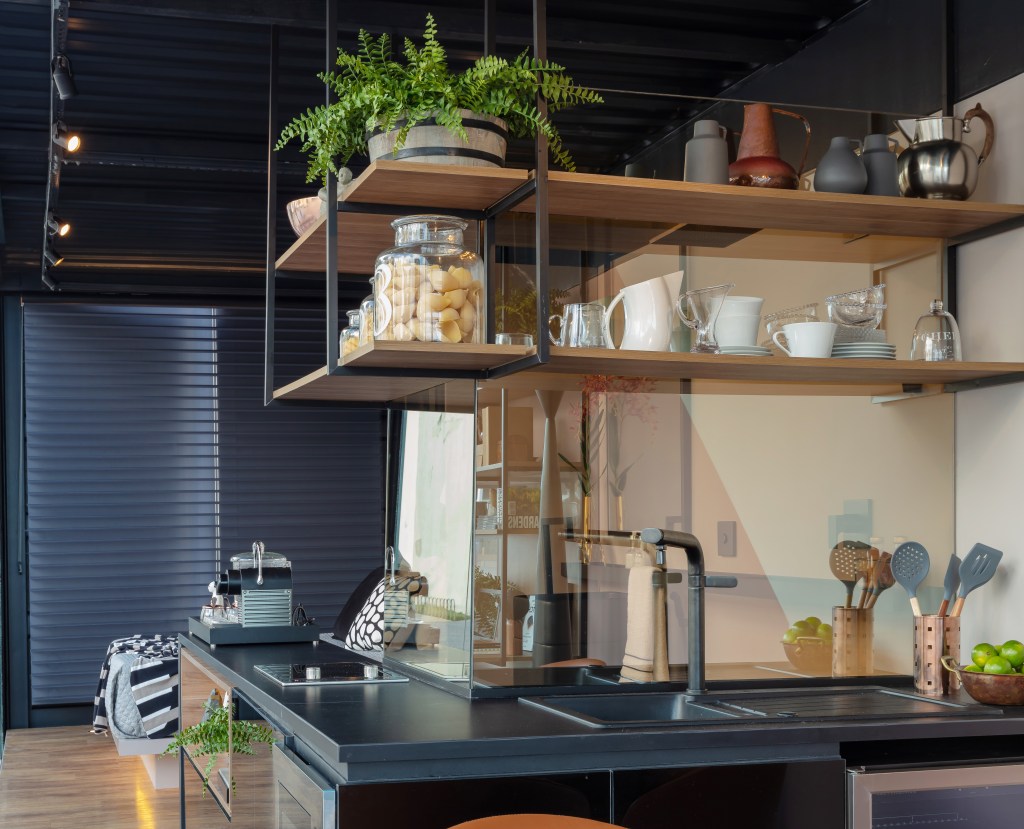 espaço da cozinha no ambiente de Nejaim Azevedo Arquitetos no Janelas CASACOR Pernambuco