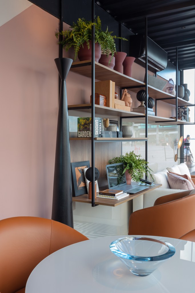 uma outra visão da sala do ambiente de Nejaim Azevedo Arquitetos no Janelas CASACOR Pernambuco