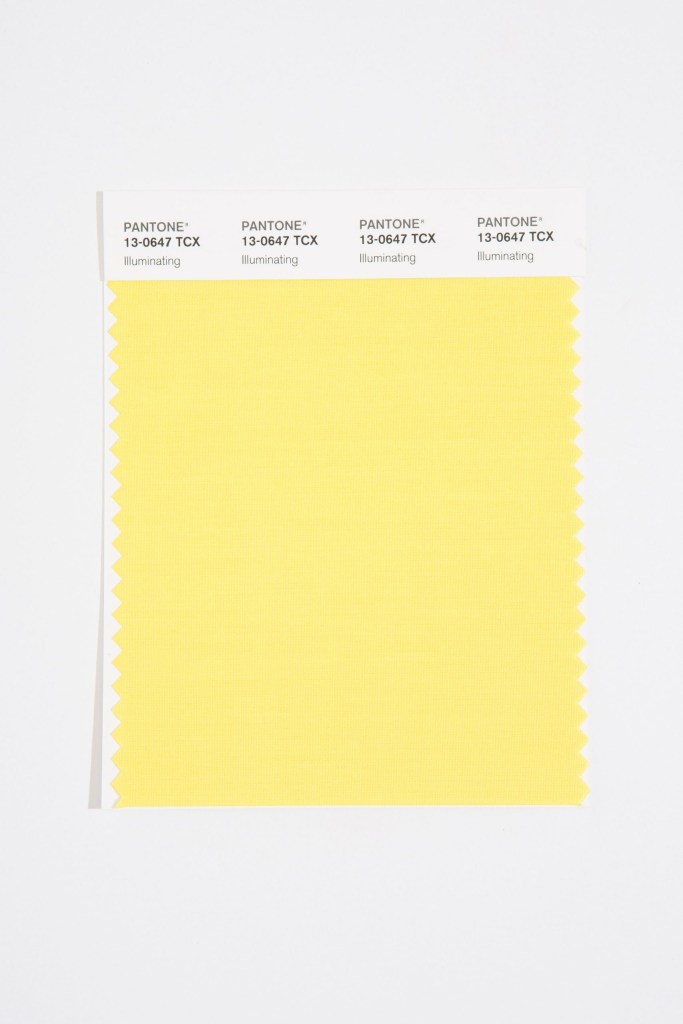 Tom amarelo chamado de Illuminating pela Pantone.