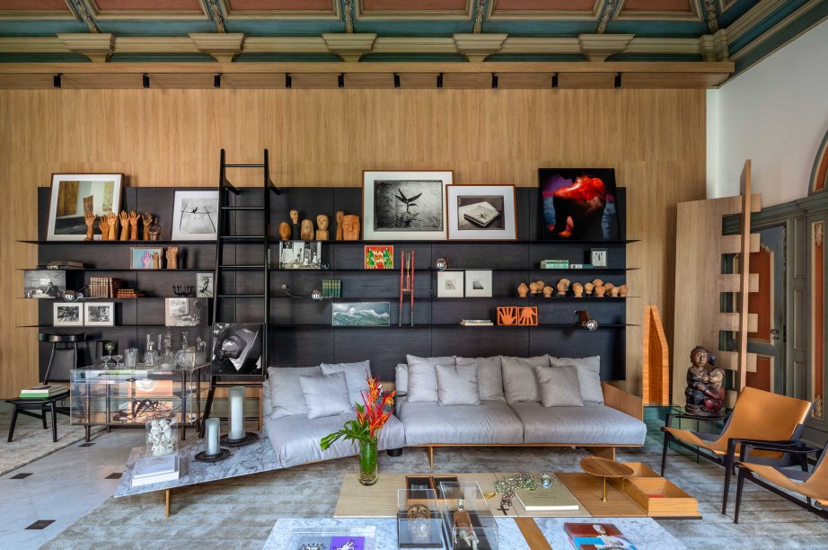 Sala de Arte “Contemplação” - Mario Costa Santos. CASACOR Rio de Janeiro 2021. Inspirado no Slow Living, que valoriza o tempo e o apreço aos detalhes, este ambiente possui décor leve, confortável e pensado para despertar sensações. No mobiliário, cadeiras de Sérgio Rodrigues e peças contemporâneas de Jader Almeida contrastam com os detalhes originais da casa.