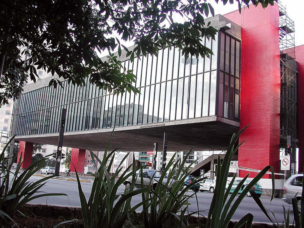 MASP localizado na Avenida Paulista foi obra de Lina Bo Bardi