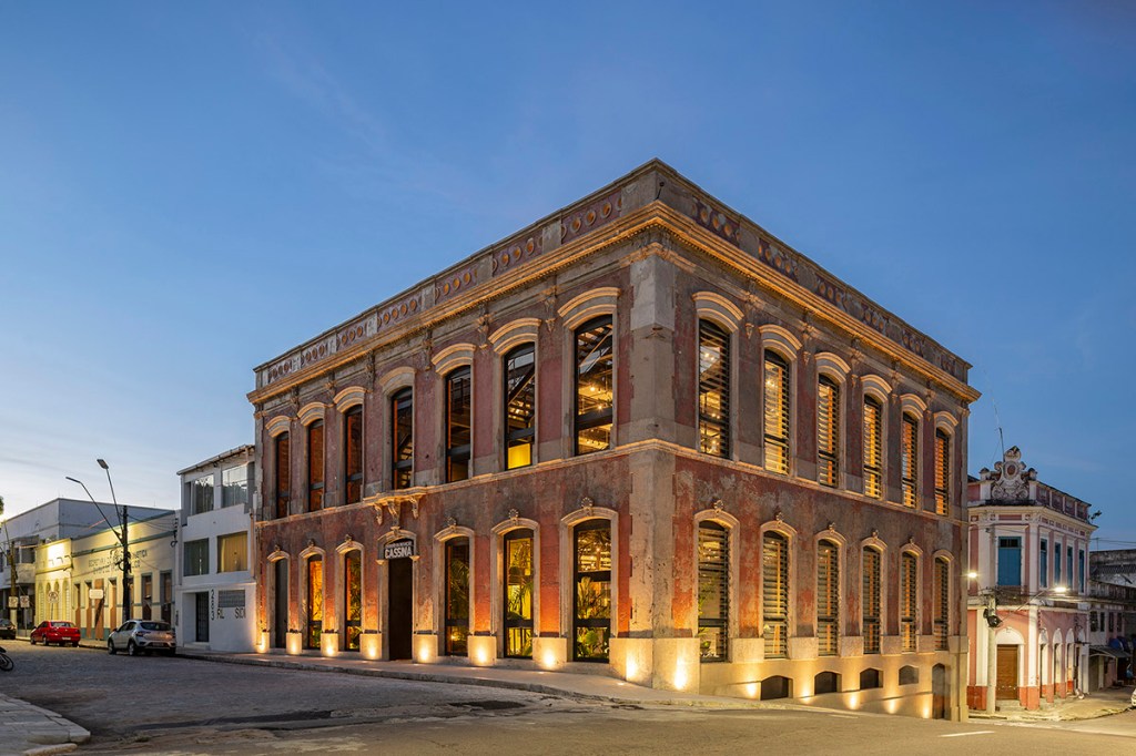 Batizado de Casarão da Inovação Cassina, o edifício de 125 anos em Manaus, capital do estado do Amazonas, que foi cuidadosamente revitalizado pelo estúdio Laurent Troost Architecture, agora funciona como um co-working, local de trabalho compartilhado.