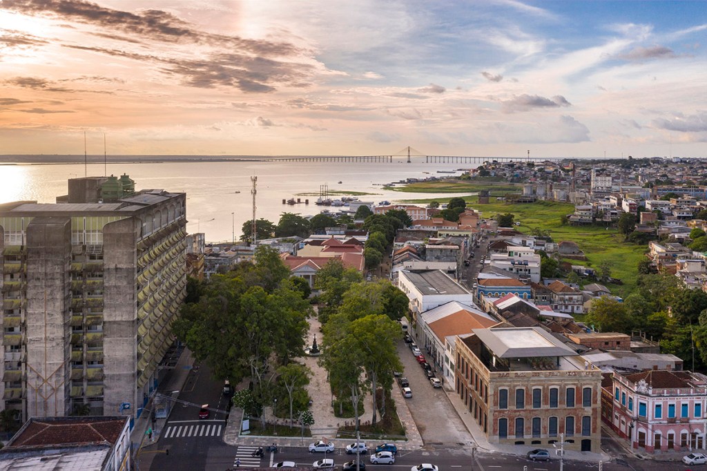 Batizado de Casarão da Inovação Cassina, o edifício de 125 anos em Manaus, capital do estado do Amazonas, que foi cuidadosamente revitalizado pelo estúdio Laurent Troost Architecture, agora funciona como um co-working, local de trabalho compartilhado.