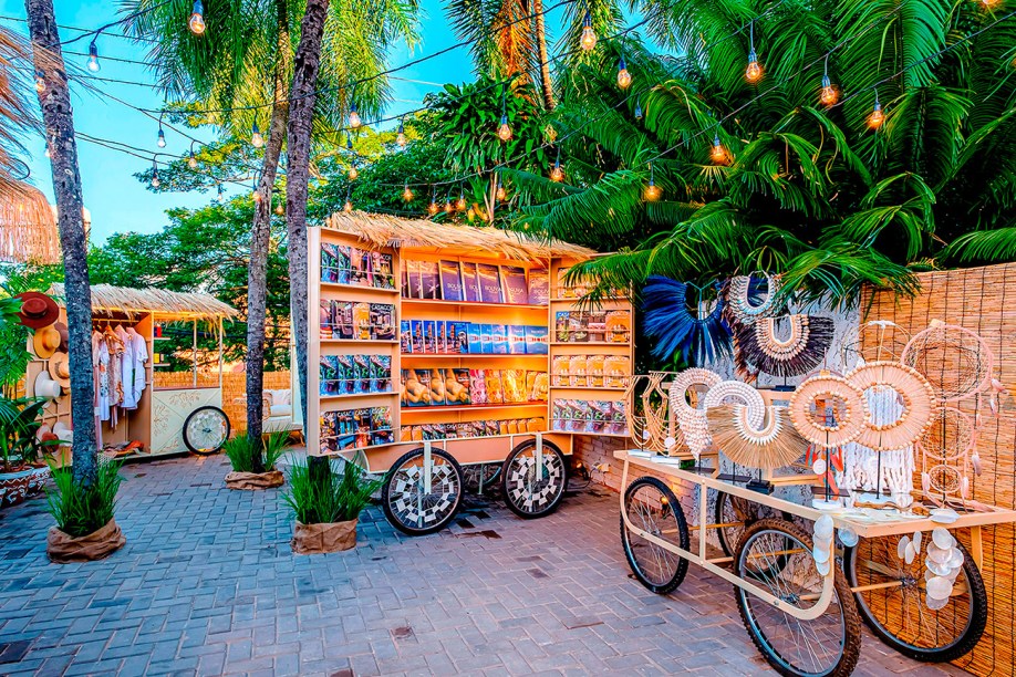 Mercadito de Calle - Carlos X. Araúz e Fernando Justiniano. Neste street market, os profissionais propõem um espaço aberto e descontraído. Uma espécie de feira de artesanato itinerante, com carrinhos móveis instalados no pátio da casa. Cada um deles foi pintado manualmente e possui teto feito de macramê, móveis de bambu e fio chiquitano, vasos de flores feitos à mão e até corrimões de esteira. Expõem produtos de moda, acessórios para a casa e revistas especializadas.