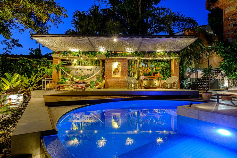 Reflejos Chiquitanos - Piscina - Oscar Anglarill. A piscina torna-se o cenário perfeito para misturar elementos ecológicos, inovadores e tecnológicos. O tijolo aparente, o concreto armado, o porcelanato e a madeira são materiais que se misturam de forma estética, dando continuidade ao estilo arquitetônico da própria casa. Neste projeto, o sistema de deck automatizado ajuda na  otimização do espaço e, graças a sua tecnologia, permite o fechamento parcial ou total da piscina.