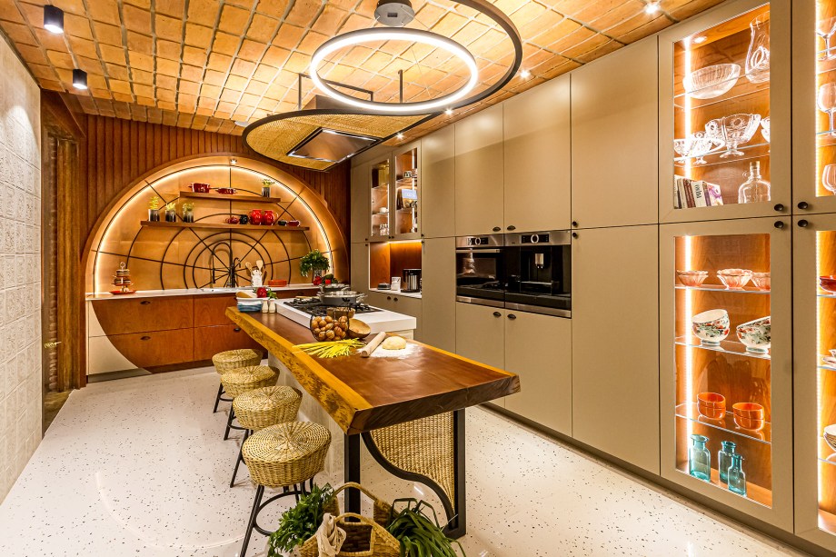 Cocina de Origen - Rodrigo Durán e Silvana Valenzuela. "Definimos o arco como o elemento focal, mas distorcemos um pouco a sua base. A escolha foi feita pelo fato de que o arco é um elemento muito presente em toda a casa, assim como o tijolo do teto", explicam os profissionais. Eletrodomésticos e móveis modernos compõem com pisos e revestimentos em estilo retrô e com o balcão de madeira maciça.