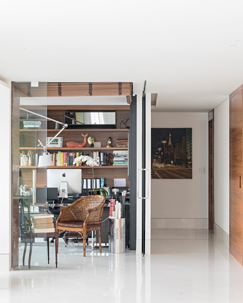 Apartamento nos Jardins - São Paulo. Além da mudança de layout, este imóvel de 350 m² ganhou personalidade nas mãos do Korman Arquitetos: um espelho no hall supreende os visitantes, assim como a cadeira do século XVII. Nos interiores, peças de design internacional se intercalam com peças de antiquário do acervo pessoal da moradora, obras de arte e o jardim vertical emoldura o jantar.