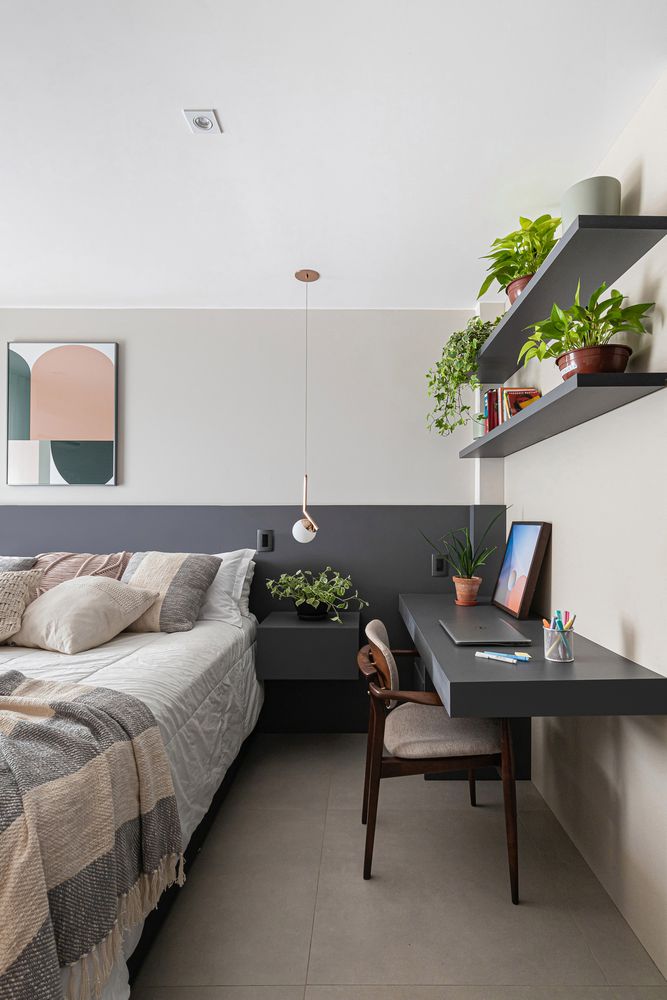 apartamento com planta em prateleira no quarto