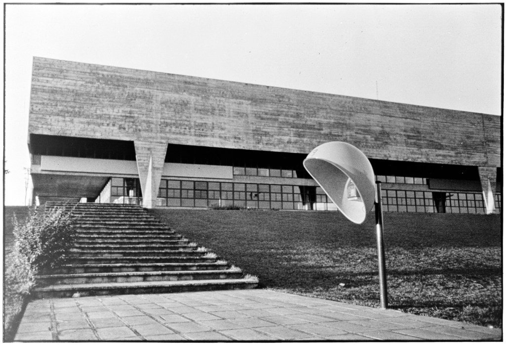 orelhão; brasil; 50 anos; material forte e resistente; icone da paisagem urbana brasileira; Chu Ming Silveira; arquitetura; design nacional