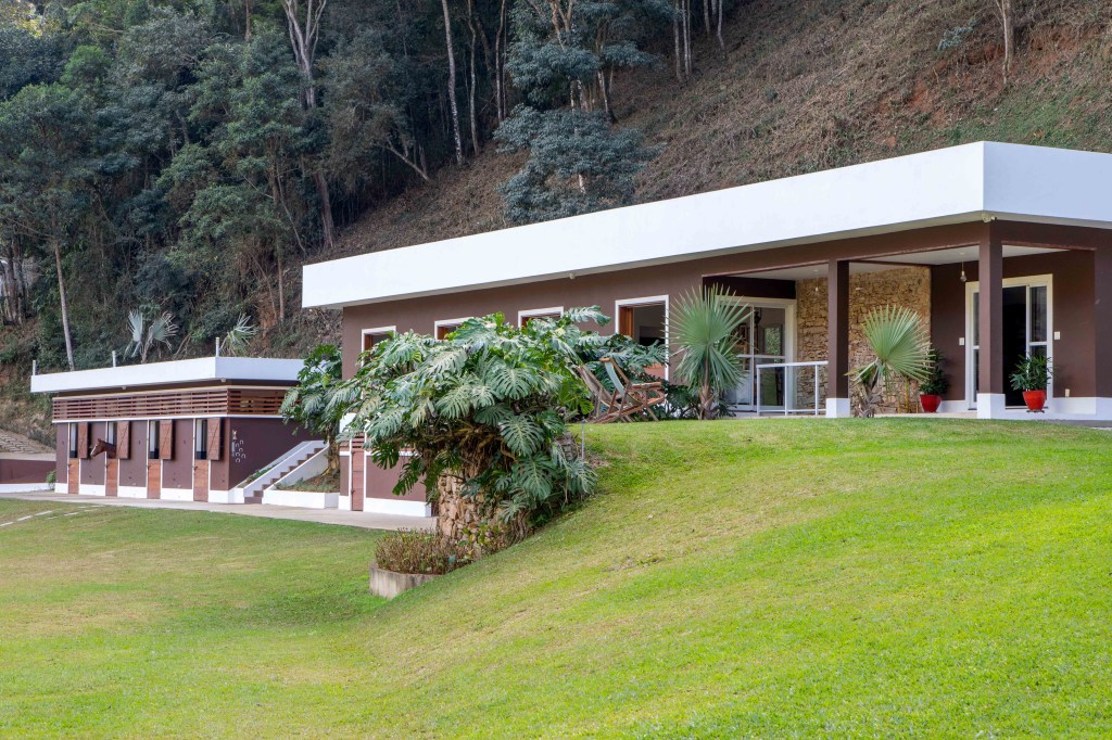 casa; serra; mauricio nobrega; cocheira; marrom; arquitetura; construção;