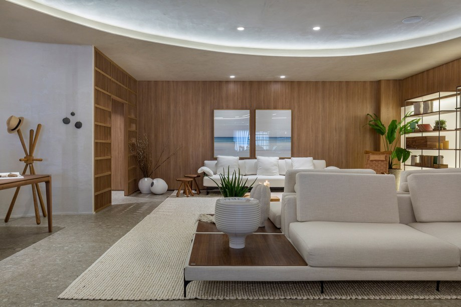 Anna Paula Melo - Ventura Casa Serena. Com 175 m², esta casa é um refúgio em meio ao caos urbano: as cores claras, a textura natural das paredes e a rusticidade da pedra unidas à presença ostensiva do verde nos vasos do espaço criam um ambiente acolhedor e tranquilizante.